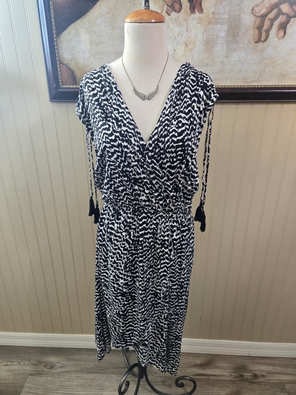 Black & White Printed V-Neck Tie-Sleeve Women’s Dress